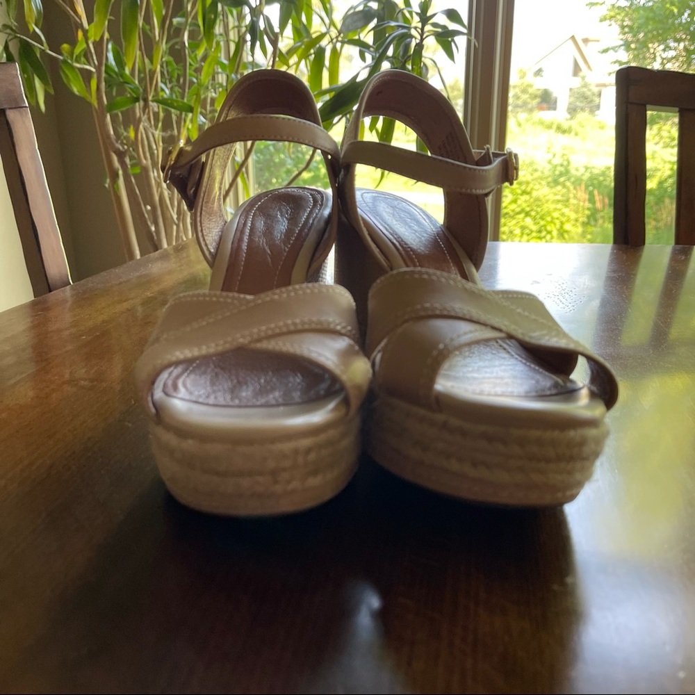 Clarks EUC Sanford perfect for sundresses - Picture 2 of 9